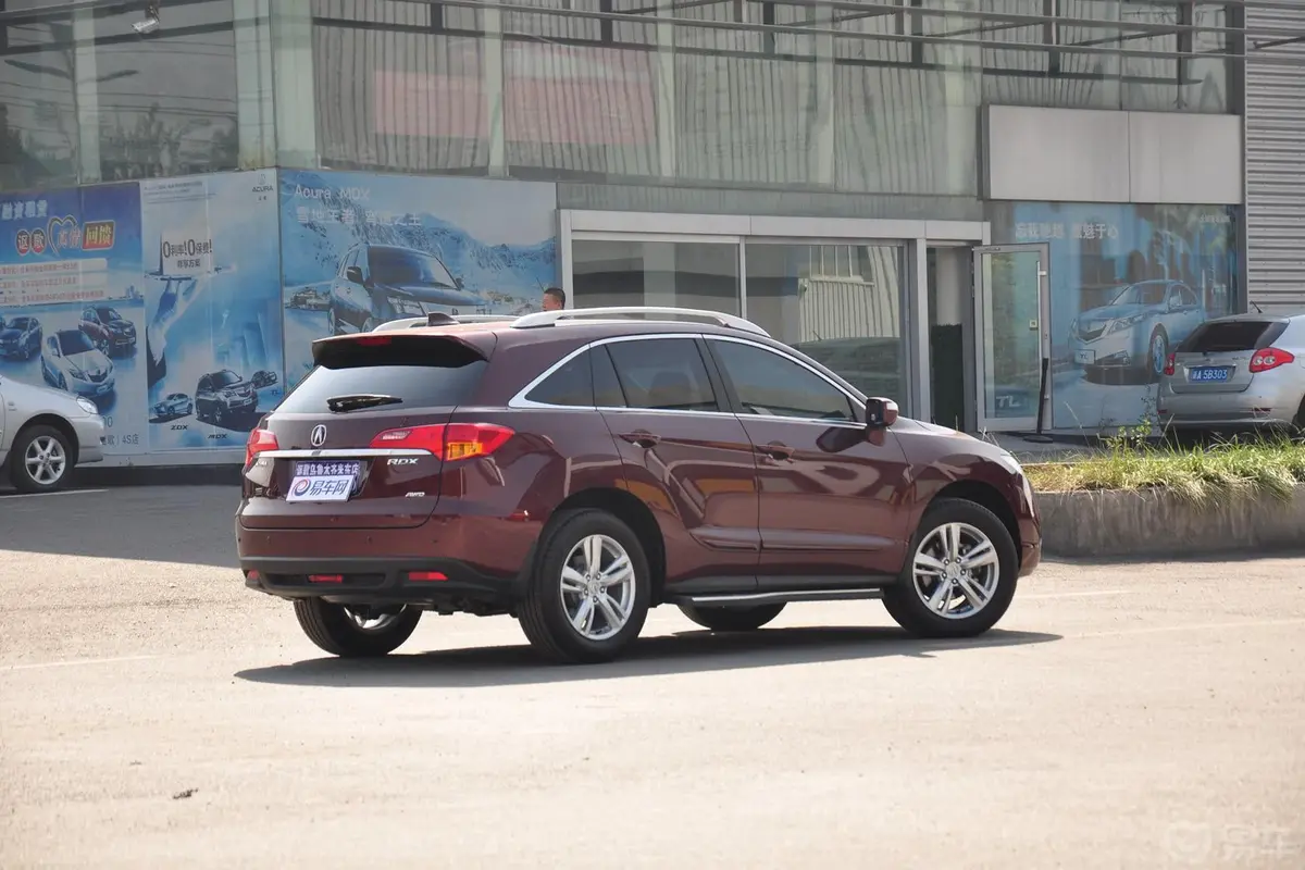 讴歌RDX(进口)3.5L V6侧后45度车头向右水平