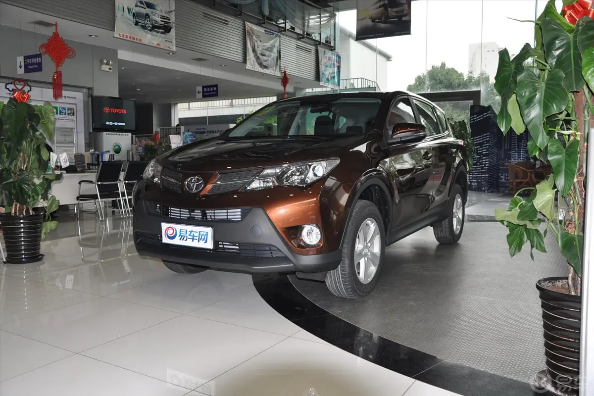 RAV4荣放2.0L CVT 风尚版侧前45度车头向左水平