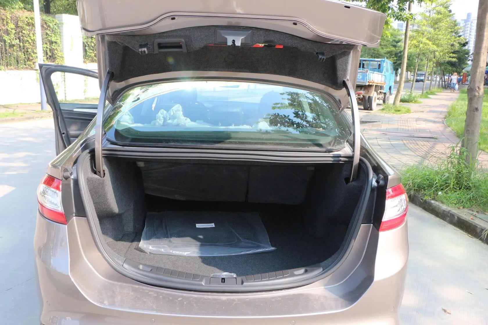 蒙迪欧2.0T 自动 GTDi240 豪华运动型行李箱空间