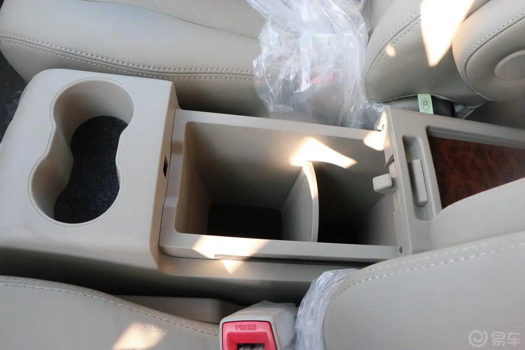 比亚迪M62.4L 自动 尊贵型前排中央扶手箱空间