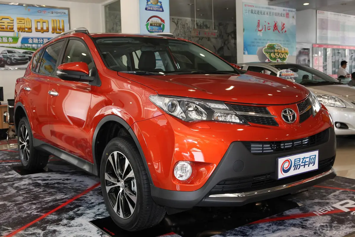 RAV4荣放2.5L 手自一体 尊贵版侧前45度车头向右水平