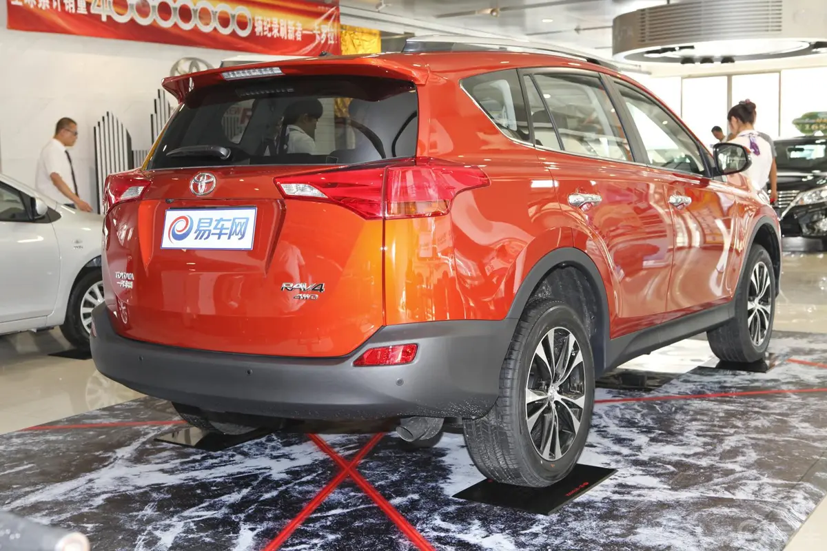 RAV4荣放2.5L 手自一体 豪华版侧后45度车头向右水平