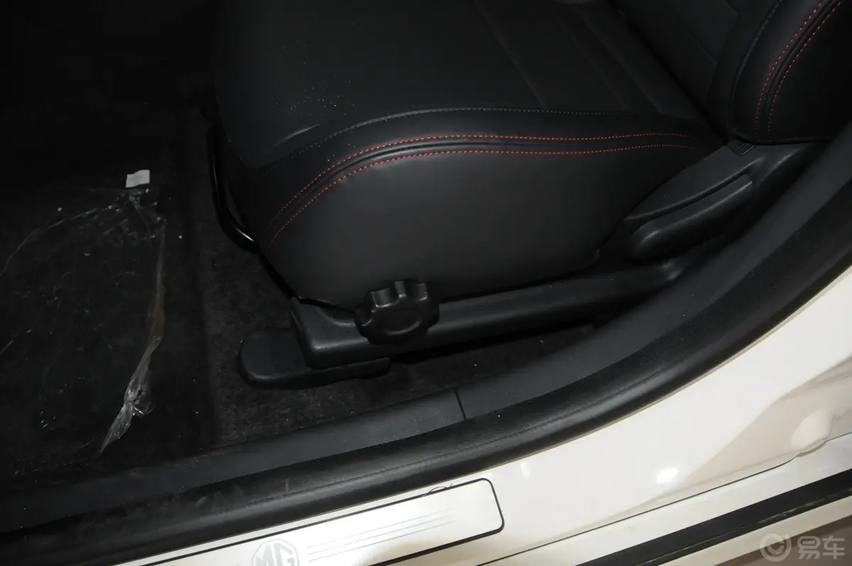 MG6掀背 1.8T TST 性能版座椅调节键
