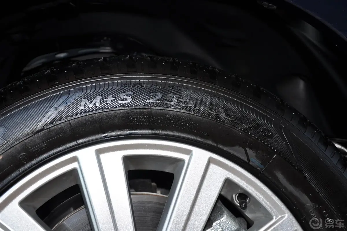 发现第四代 5.0 V8 SE 汽油版轮胎规格