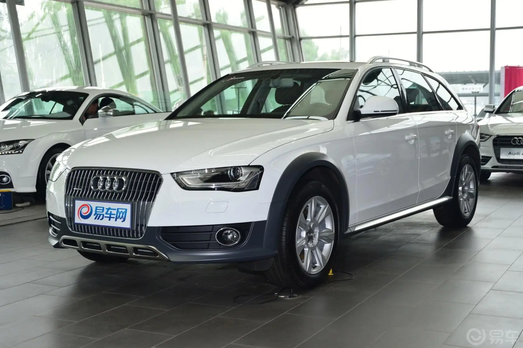 奥迪A4(进口)40TFSI allroad quattro 豪华型侧前45度车头向左水平