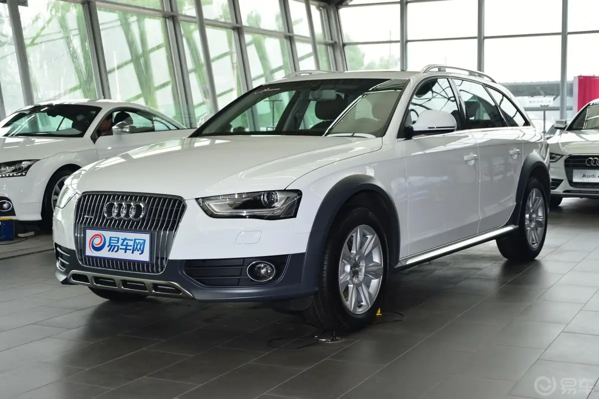 奥迪A4(进口)40TFSI allroad quattro 豪华型侧前45度车头向左水平