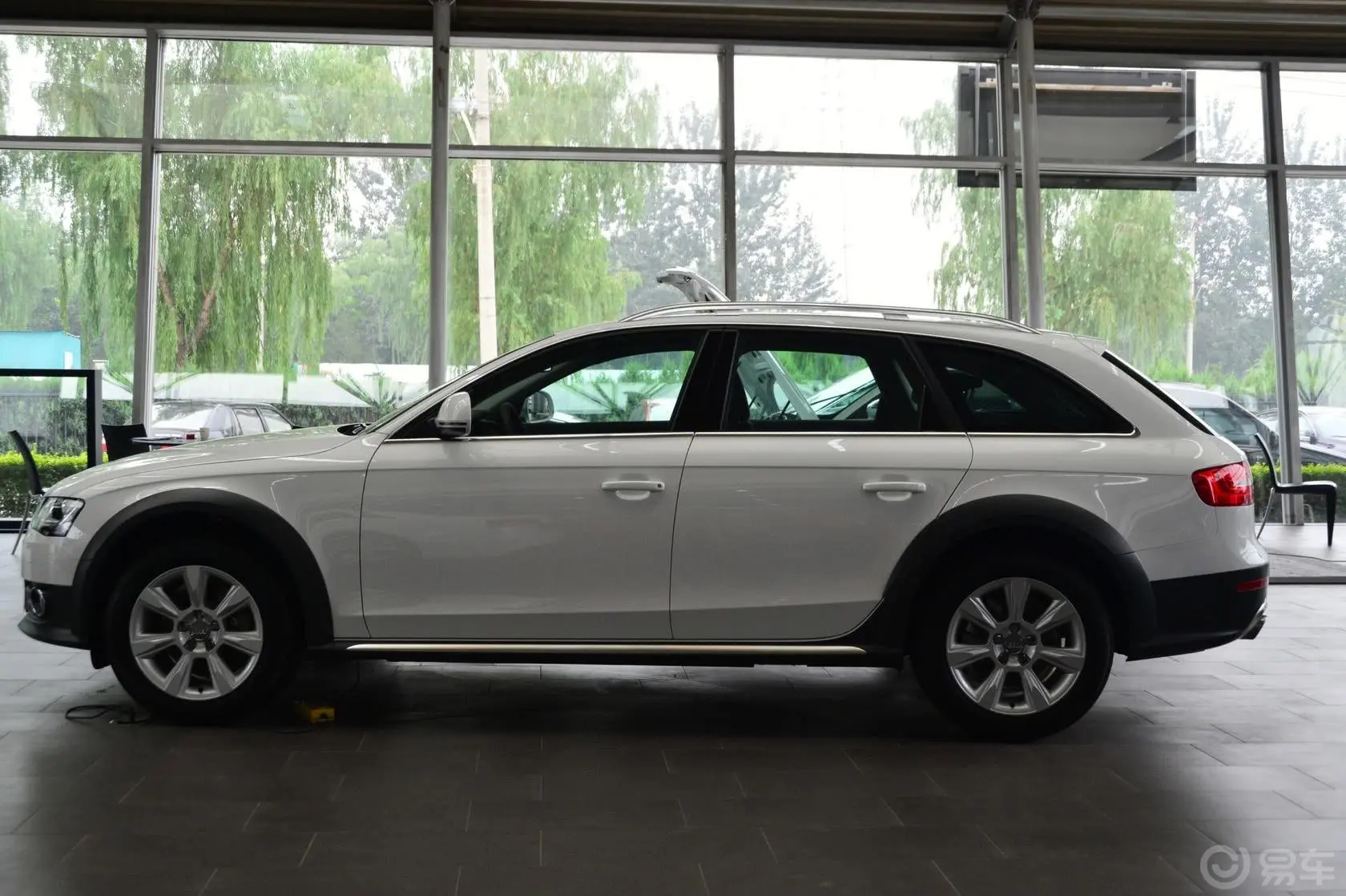 奥迪A4(进口)40TFSI allroad quattro 豪华型正侧车头向左水平