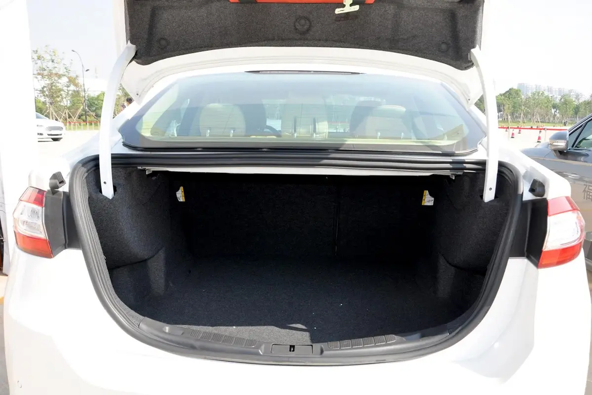 蒙迪欧1.5T 自动 GTDi180 时尚型行李箱空间