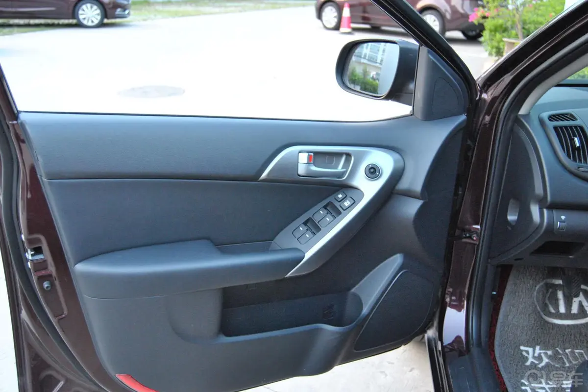 福瑞迪1.6L 手动 GLS 纪念版驾驶员侧车门内门板