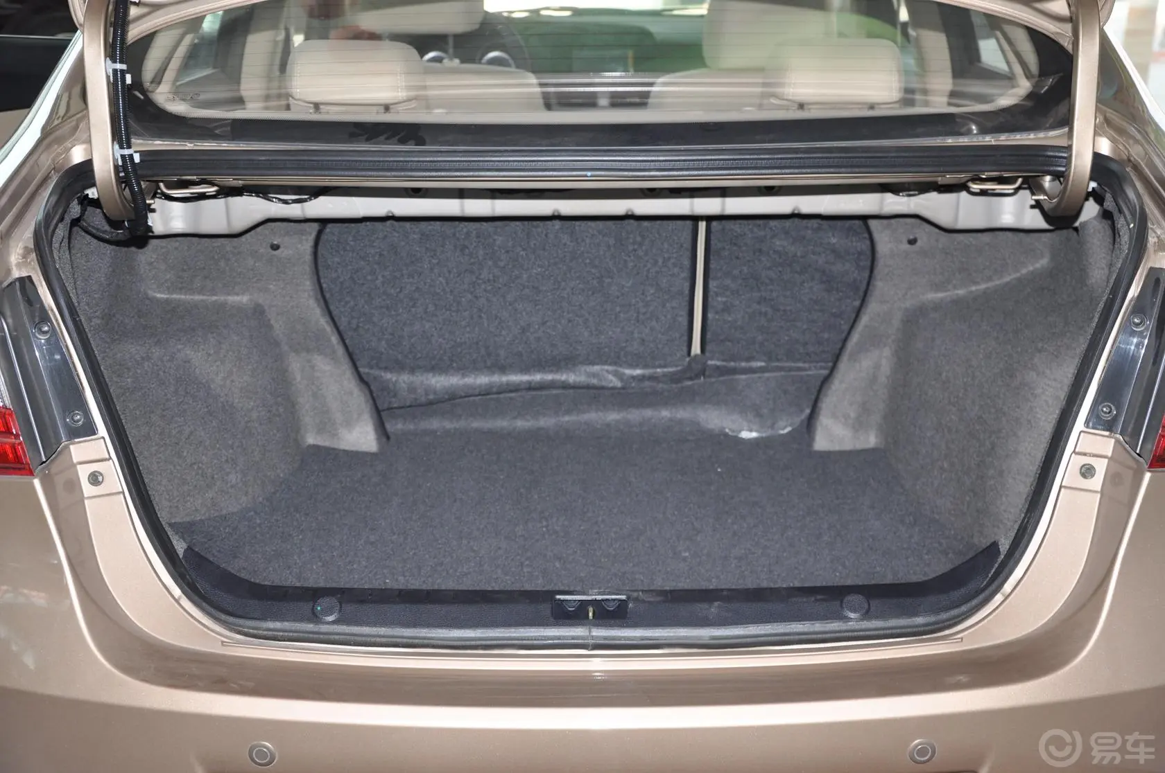 V5菱致1.5L 手动 豪华型 CNG 欧IV行李箱空间
