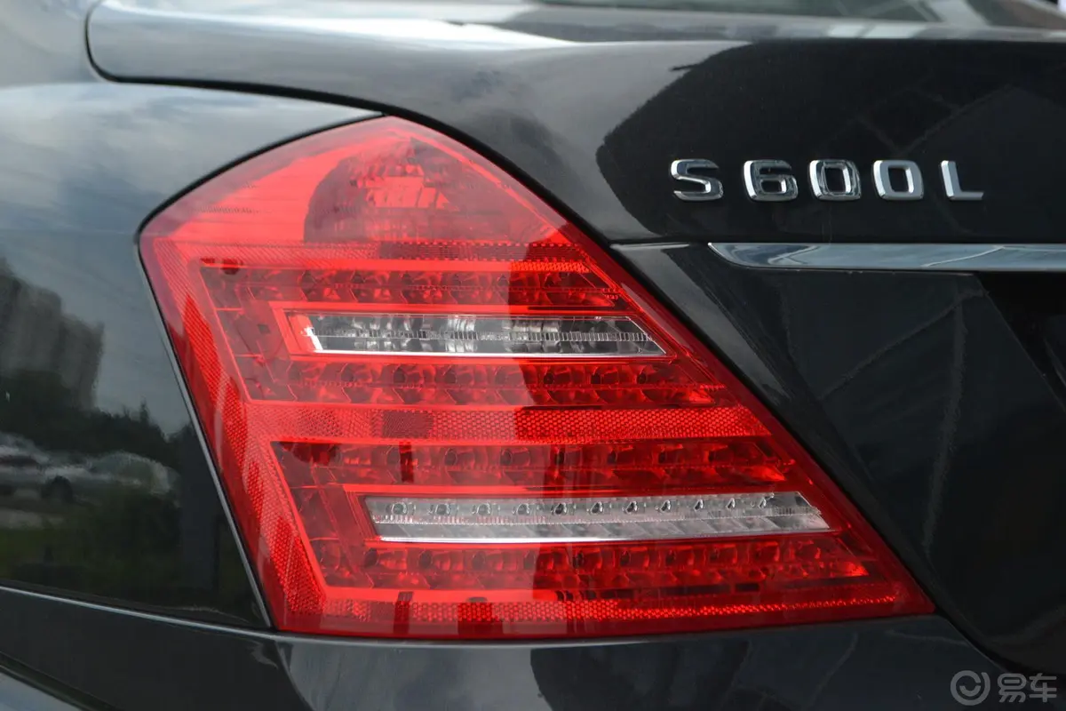 奔驰S级S600L Grand Edition designo尾灯侧45度俯拍