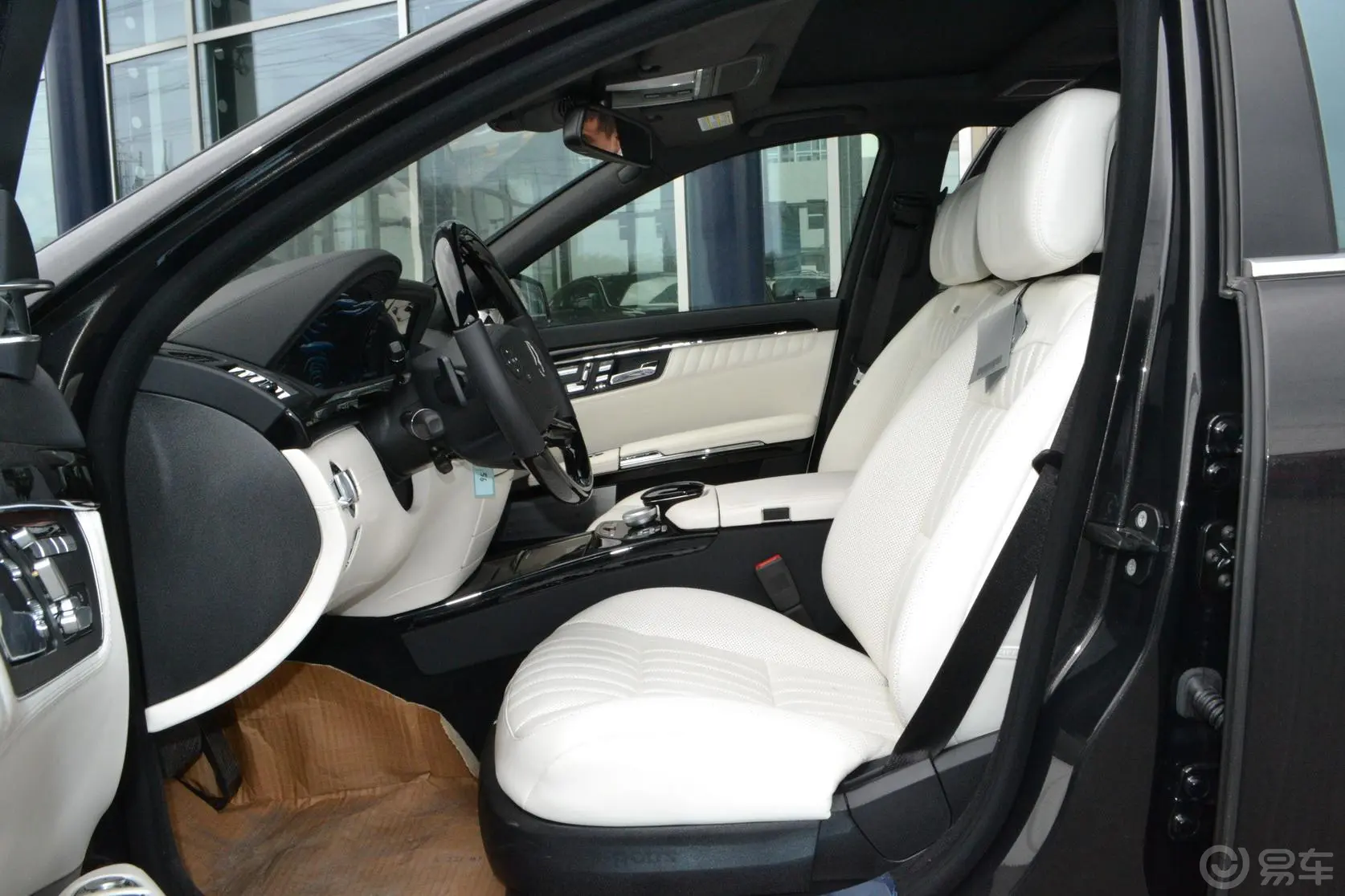 奔驰S级S600L Grand Edition designo前排空间