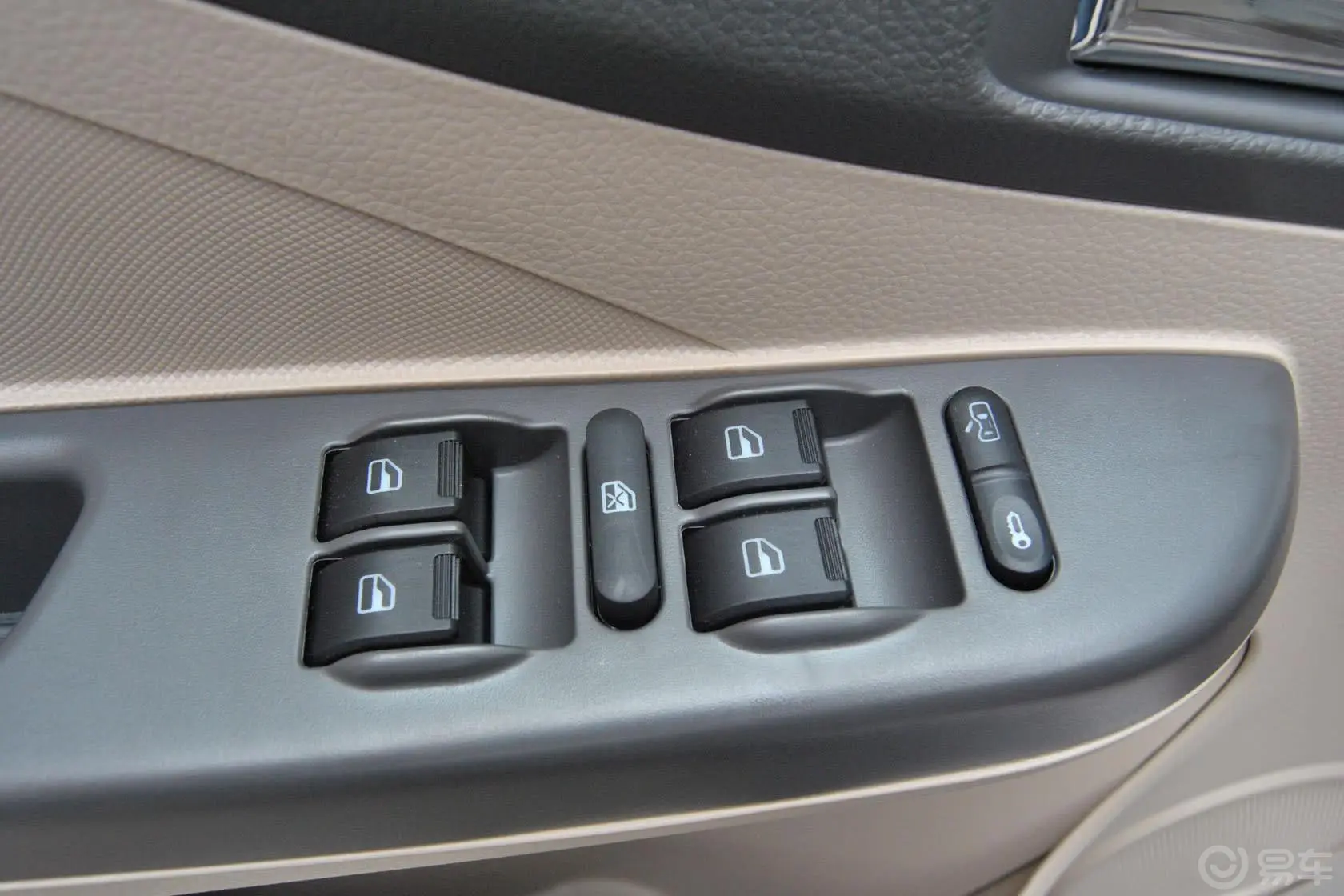 奇瑞E51.8L CVT 优悦版车窗升降键