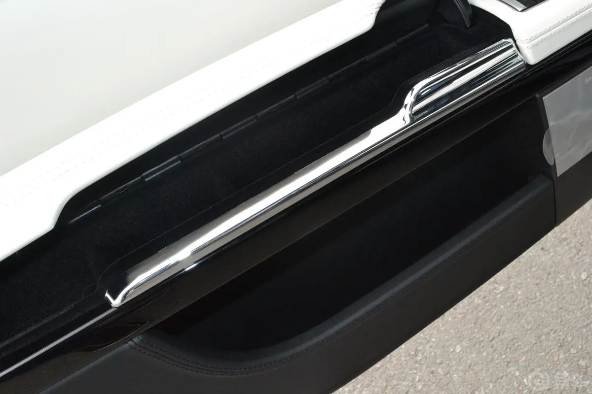 奔驰S级S600L Grand Edition designo驾驶员门储物盒