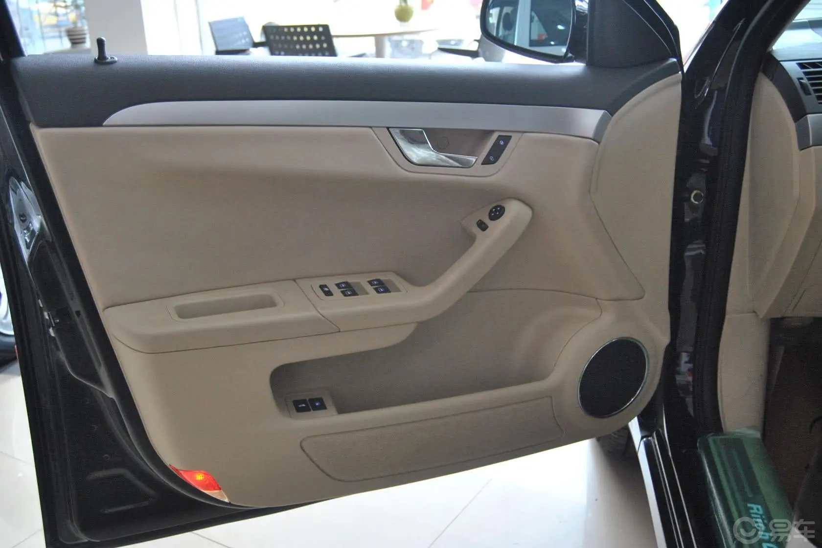 瑞麒G52.0L DVVT 自动 尊享型驾驶员侧车门内门板