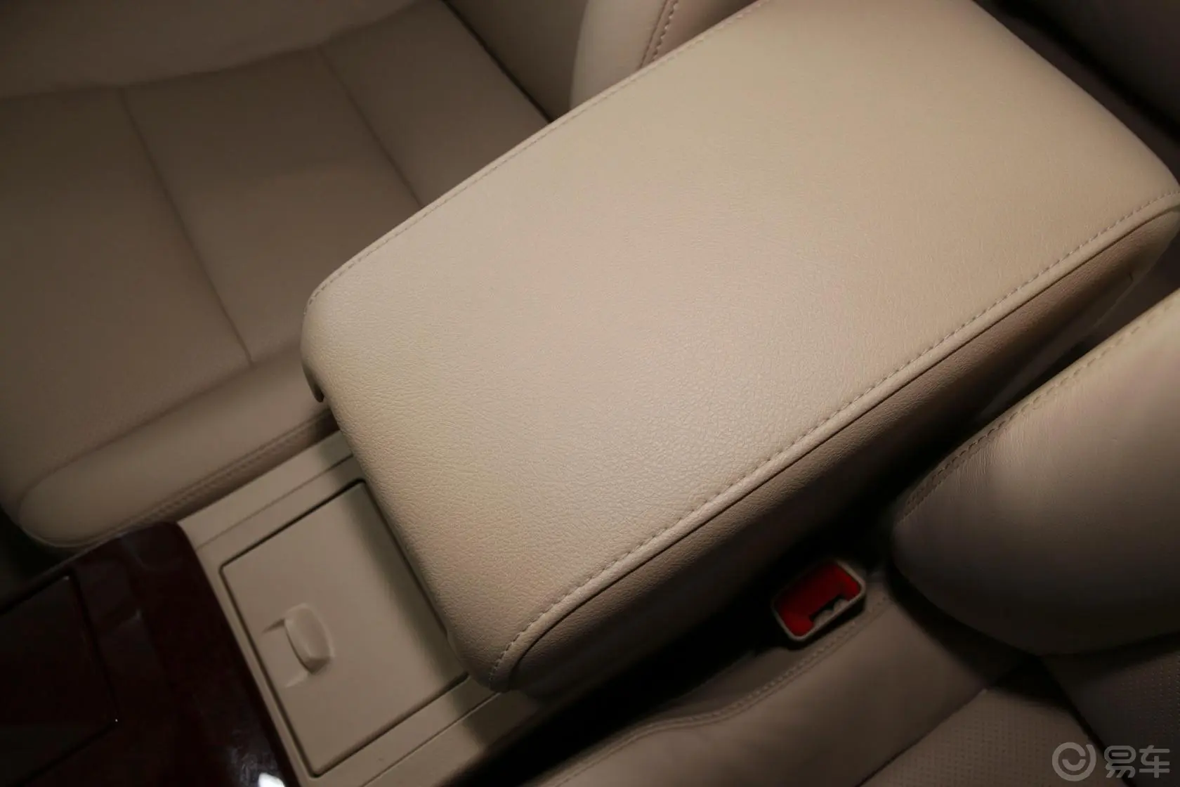 凯美瑞2.5G 舒适版前排中央扶手箱