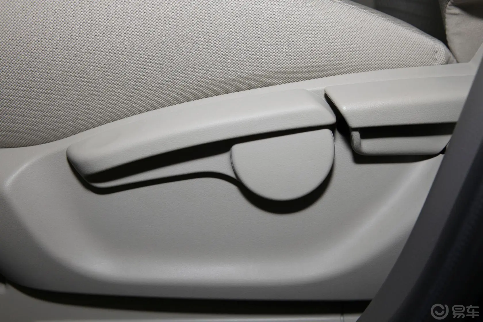 逸致1.8L 自动 舒适多功能版座椅调节键