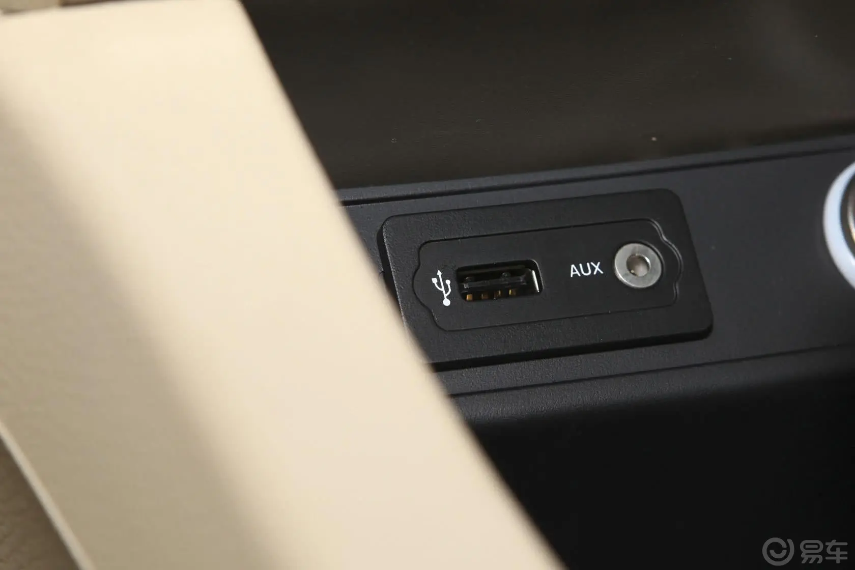 V5菱致1.5L CVT 舒适型USB接口