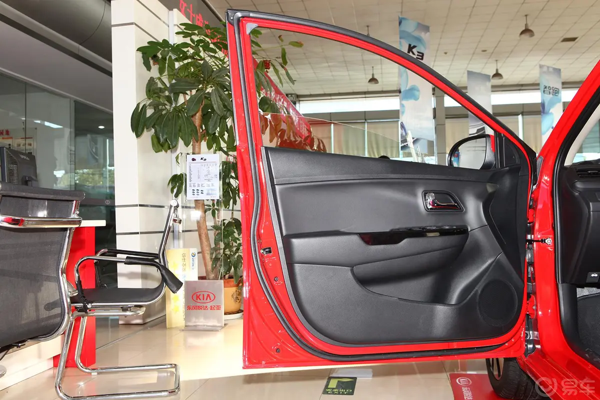 起亚K2三厢 1.4L 自动 Premium ECO 纪念版驾驶员侧车门内门板