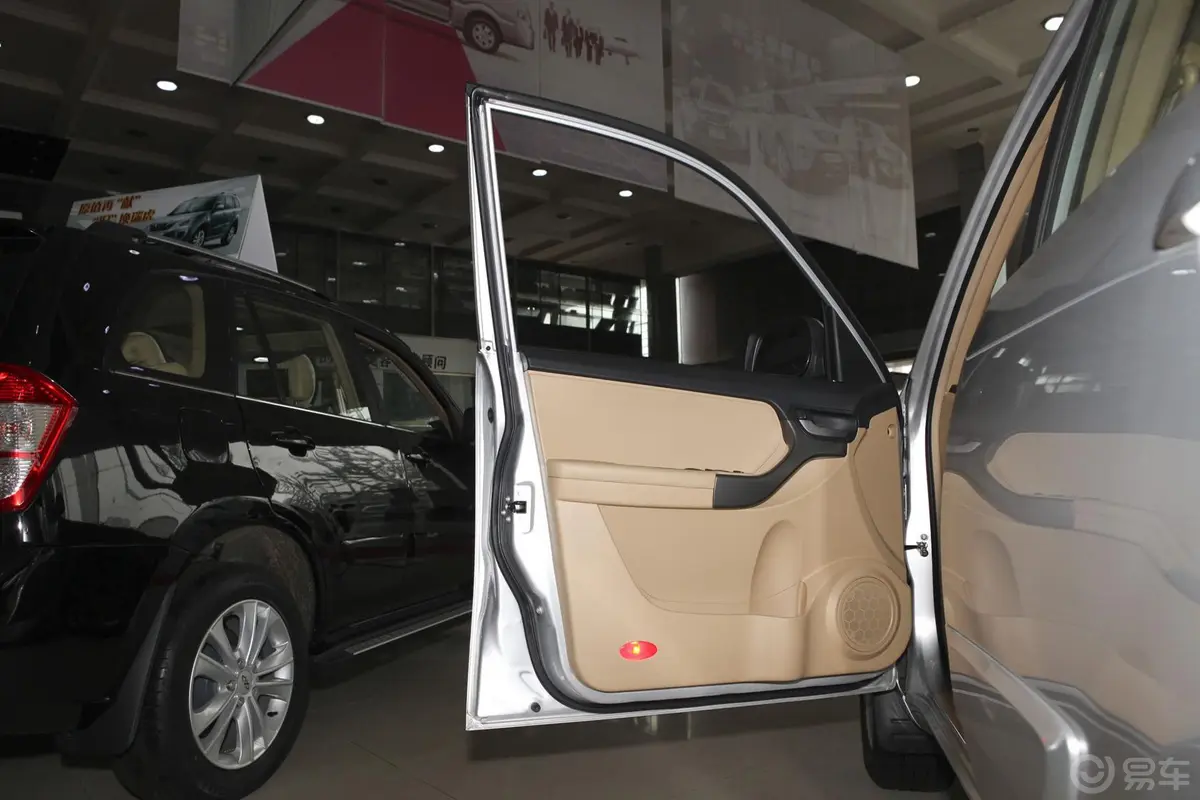 瑞虎精英版 1.6S 手动 舒适型驾驶员侧车门内门板