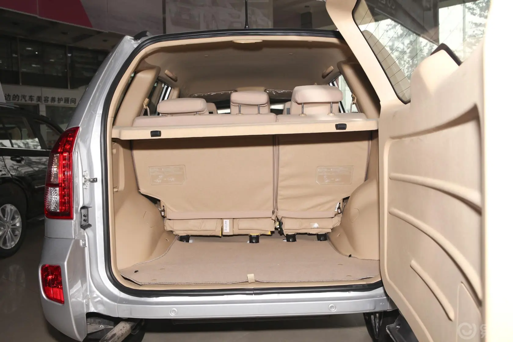 瑞虎精英版 1.6S 手动 舒适型行李箱空间