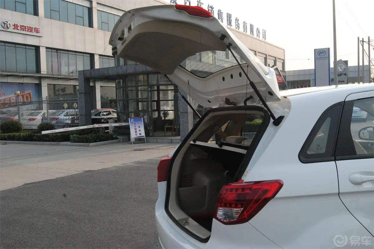 北京汽车E系列两厢 1.3L 乐天自动版行李厢开口范围