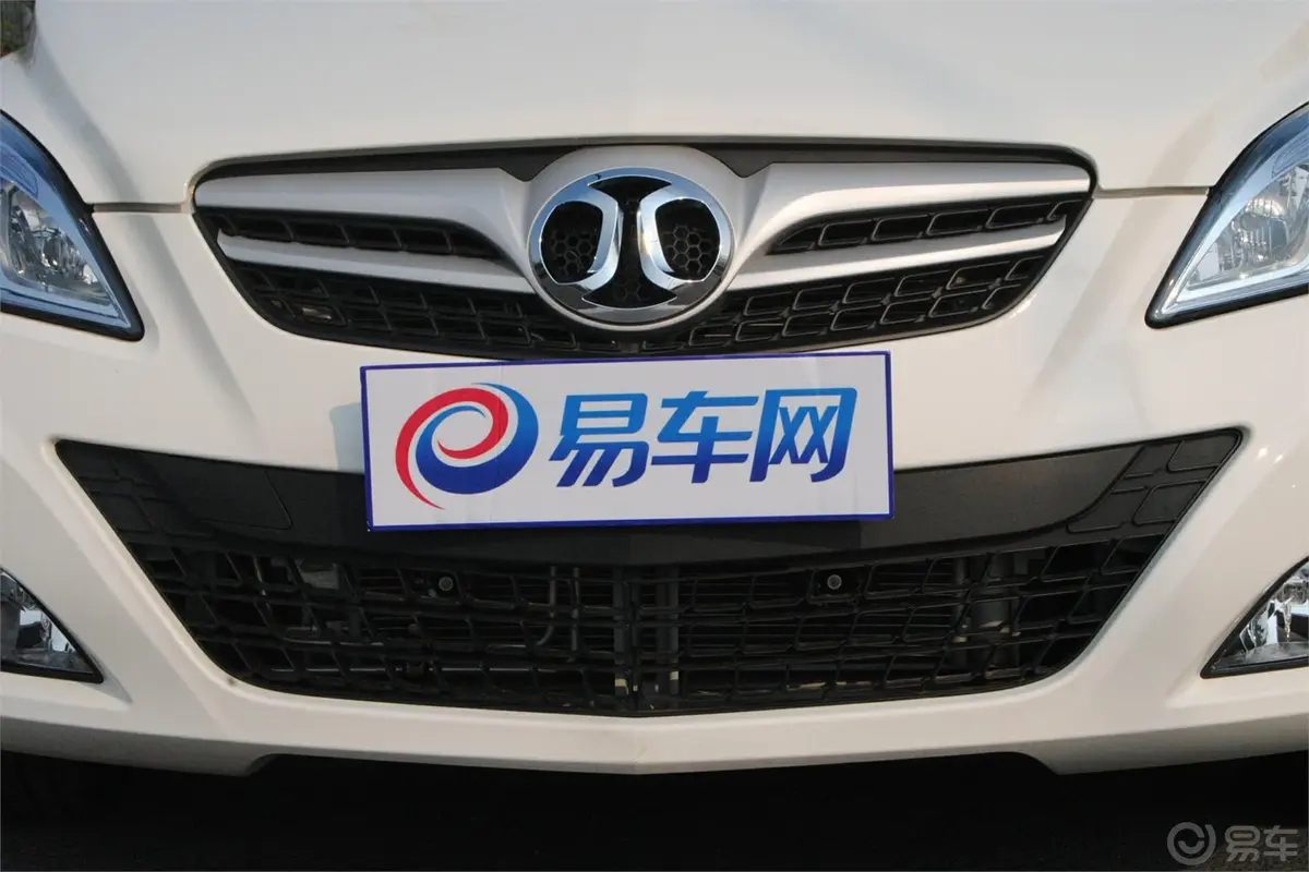 北京汽车E系列两厢 1.3L 乐天自动版前格栅侧俯拍