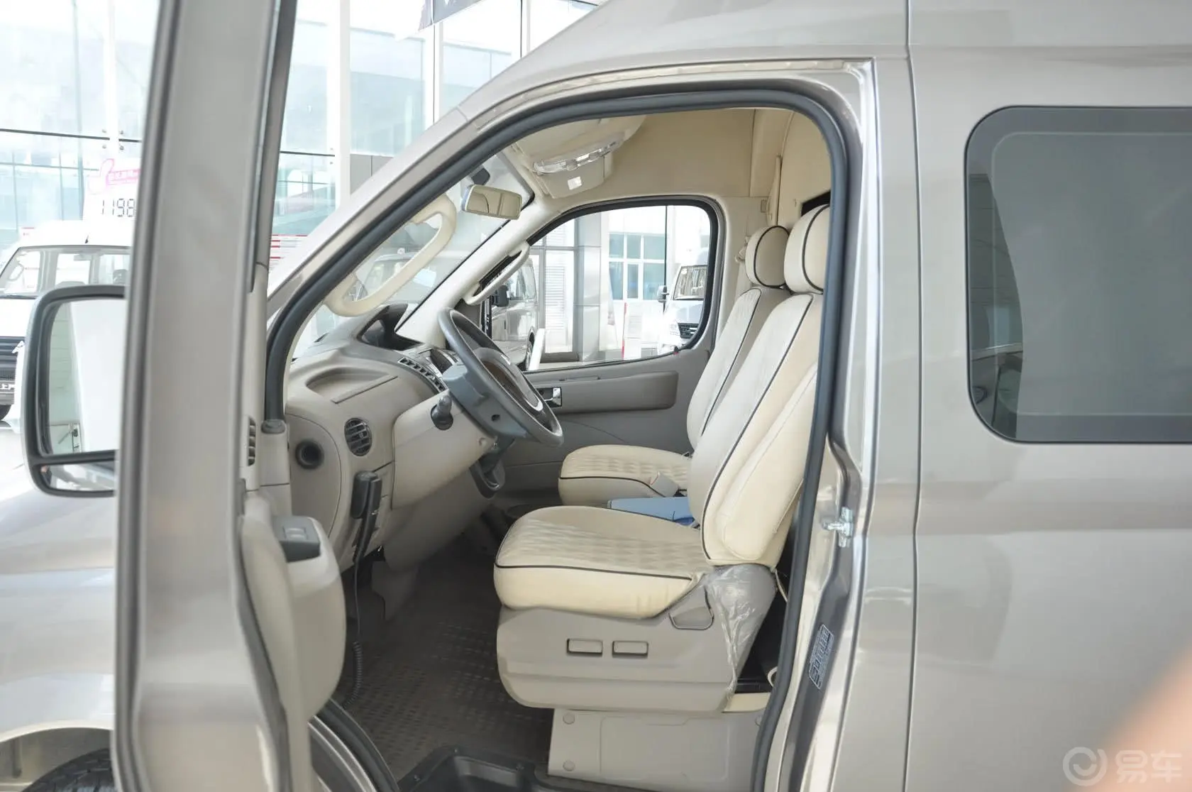 新途V80商务休旅车 2.5T 手动 VIP 5座前排空间