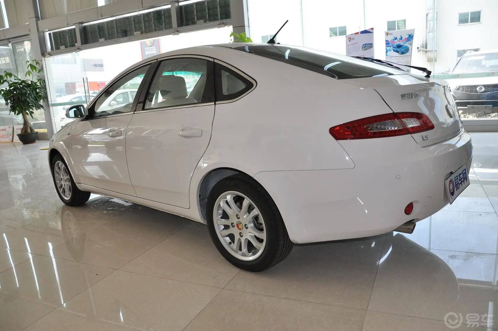 莲花L5Sportback 1.8L 自动 精智版侧后45度车头向左水平