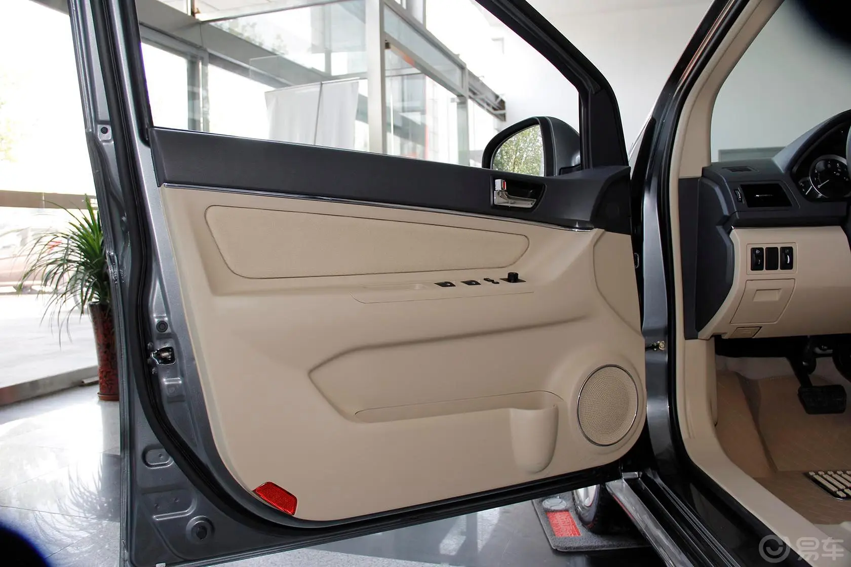 北京汽车E系列三厢 1.5L 手动 乐尚版驾驶员侧车门内门板