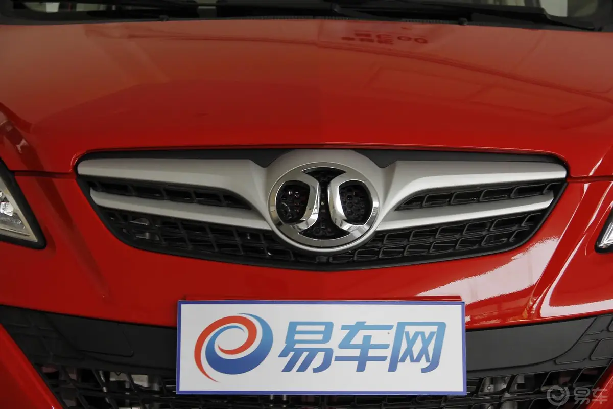 北京汽车E系列三厢 1.5L 手动 乐尚版前格栅侧俯拍