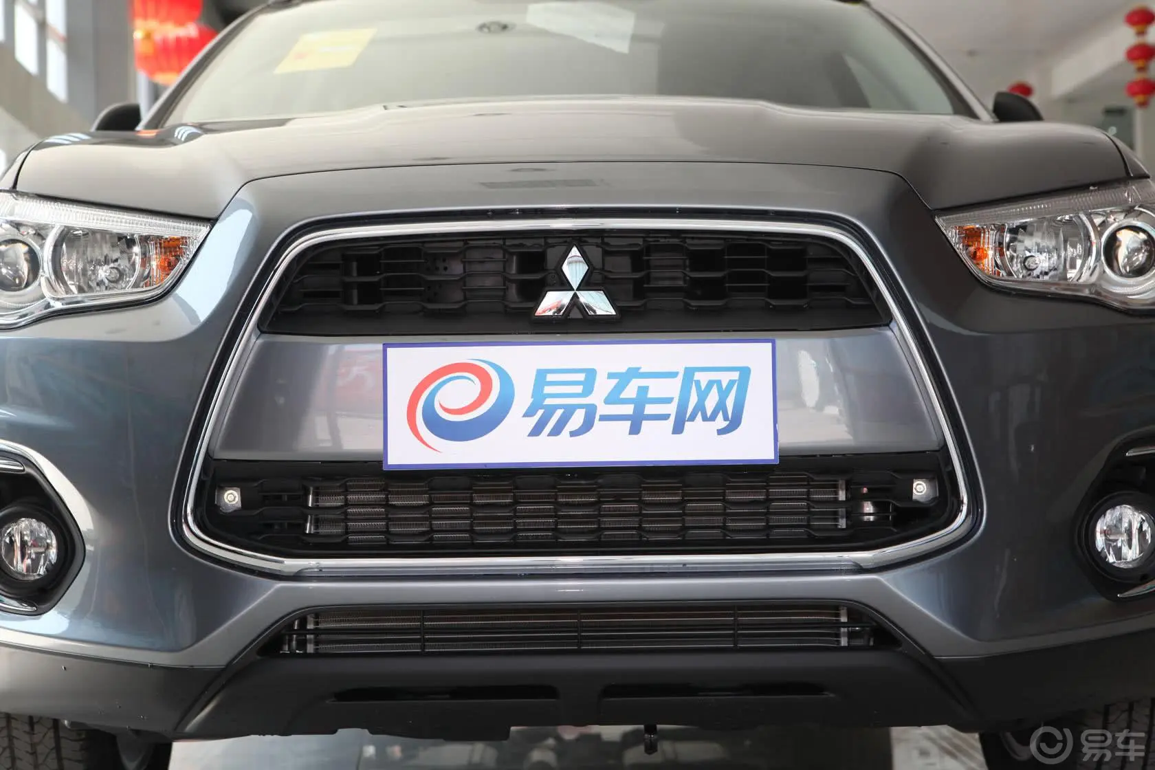 劲炫2.0L CVT 四驱旗舰版前格栅侧俯拍