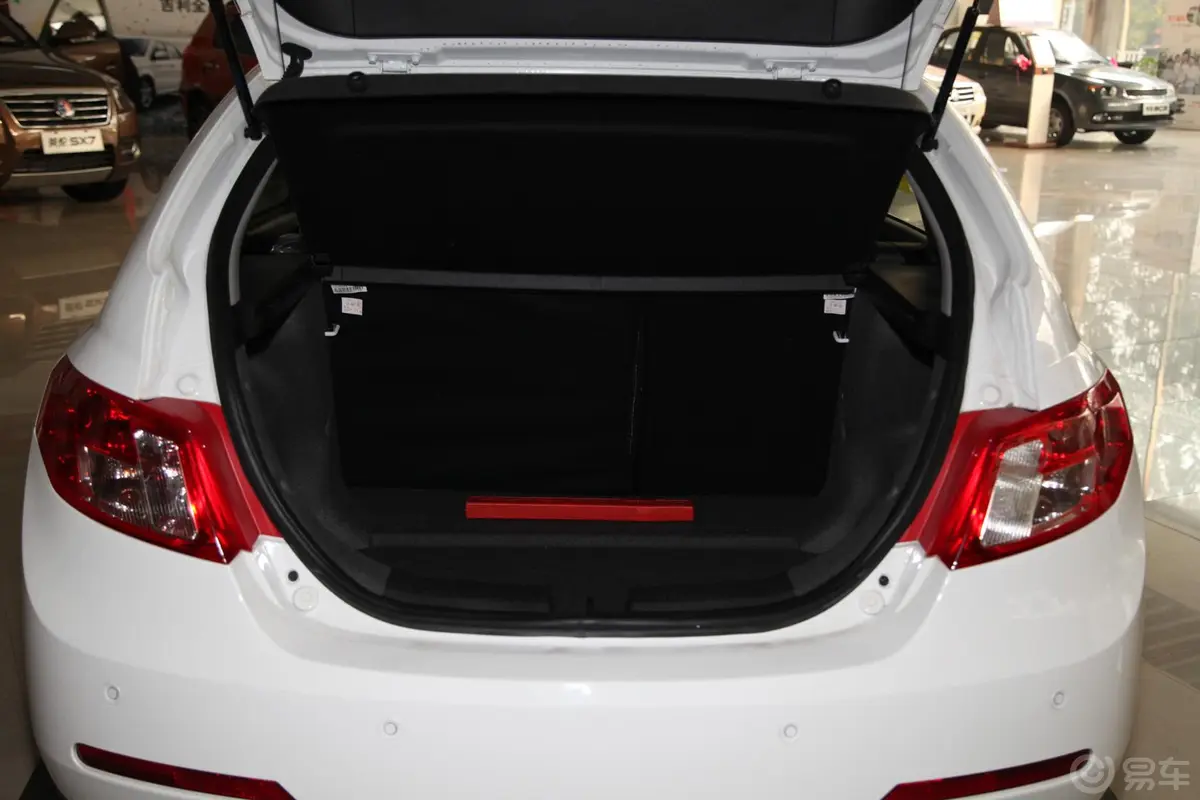 帝豪两厢 1.8L 自动 精英型行李箱空间
