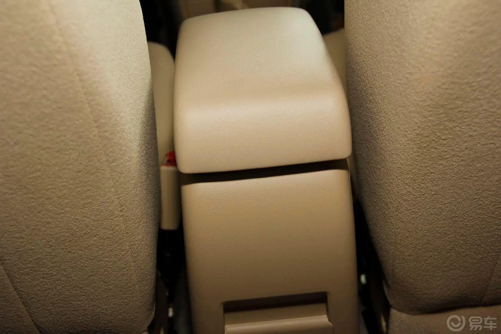 北京汽车E系列三厢 1.5L 手动 乐尚版行李厢支撑杆