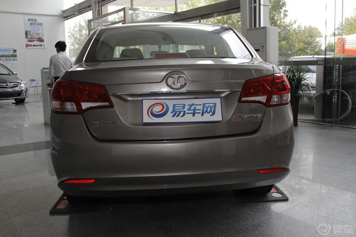 北京汽车E系列三厢 1.5L 自动 乐天版正后水平