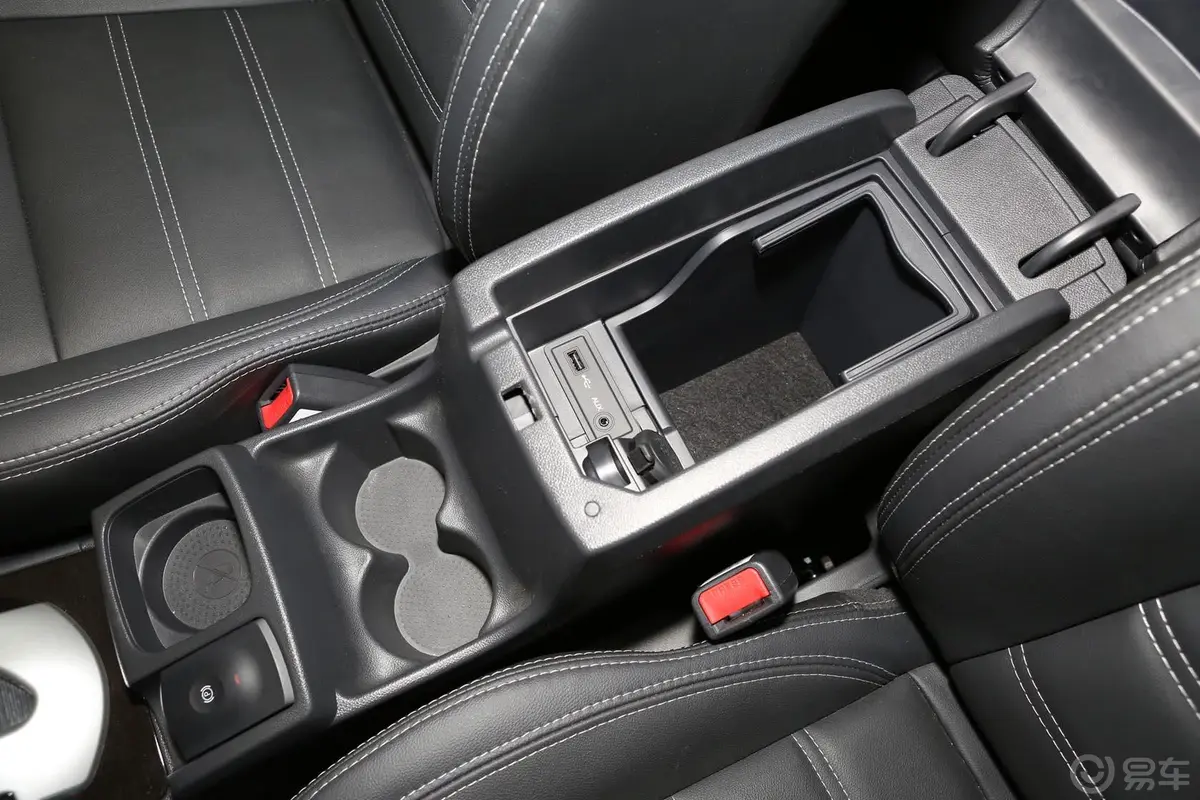 科雷傲(进口)2.5L 两驱 舒适版前排中央扶手箱空间