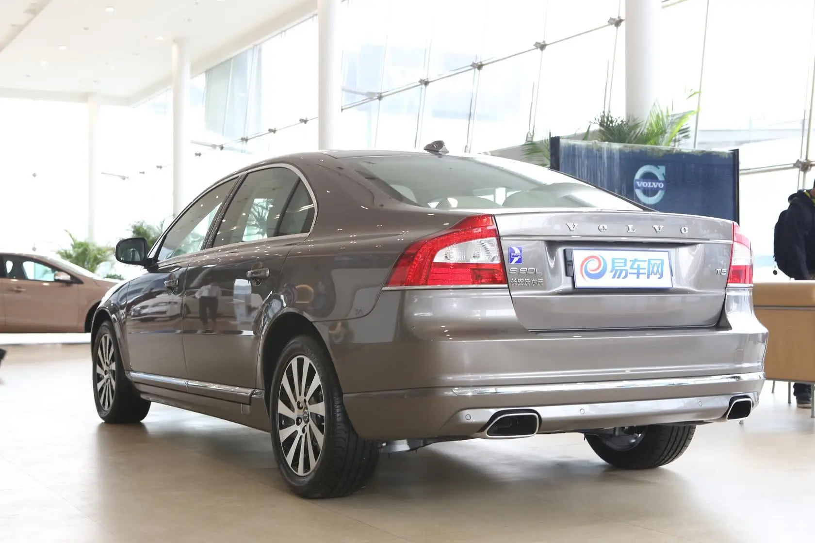 沃尔沃S80L3.0 T6 AWD 智尊·行政版侧后45度车头向左水平