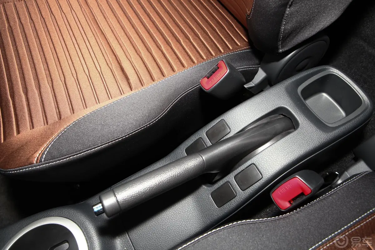 天语 SX4两厢 酷锐版 1.6L 自动 灵动型驻车制动（手刹，电子，脚刹）
