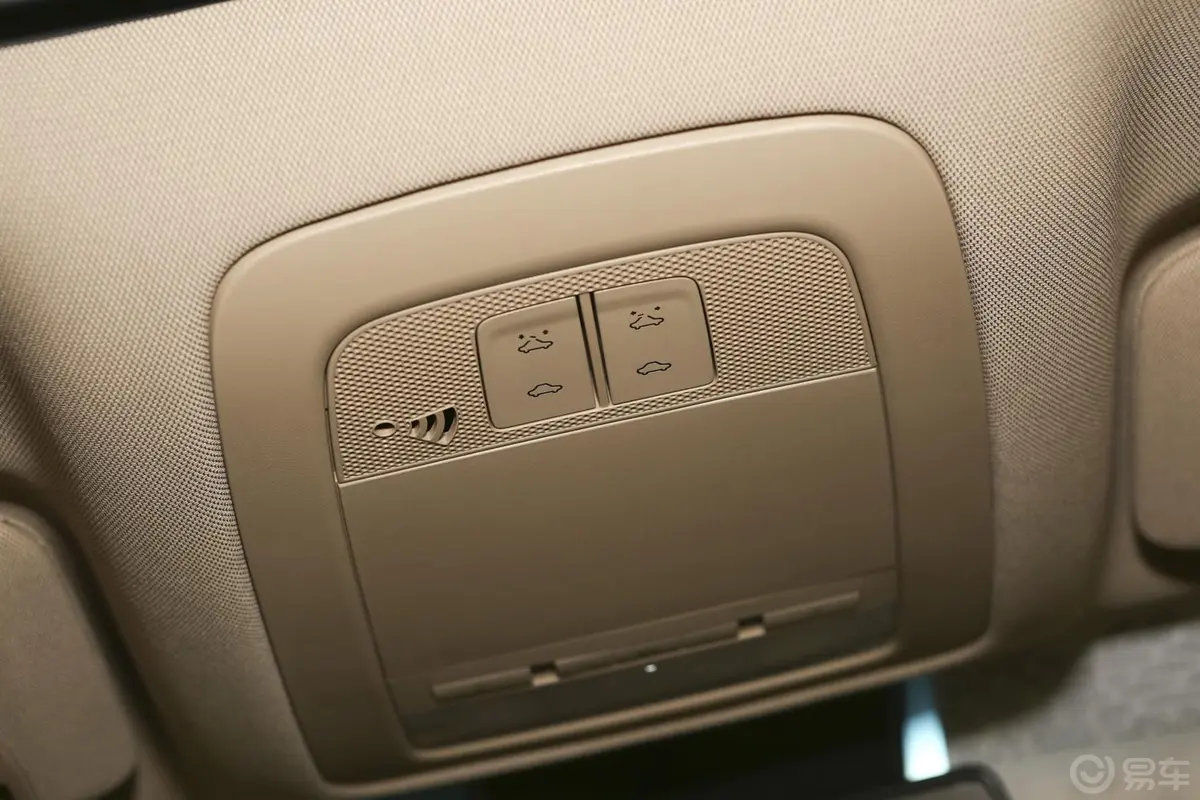 荣威9502.0L 自动 舒适版前排车顶中央控制区