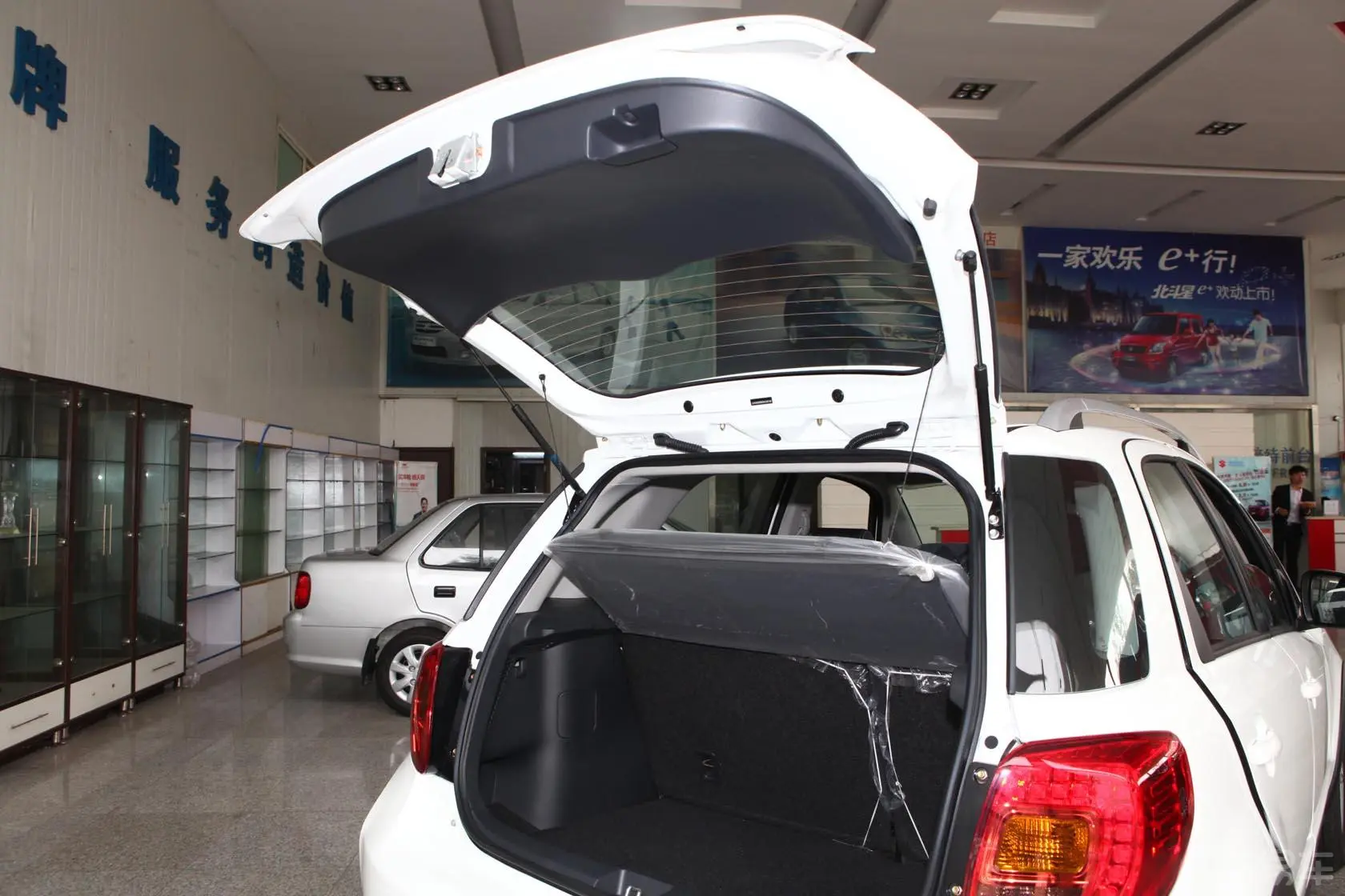 天语 SX4两厢 酷锐版 1.6L 自动 灵动型行李厢开口范围