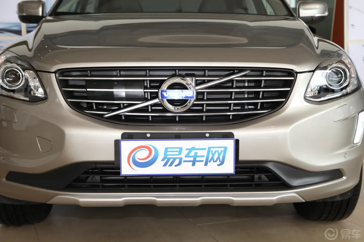 沃尔沃XC60(进口)2.0T T5 改款 智雅版前格栅侧俯拍