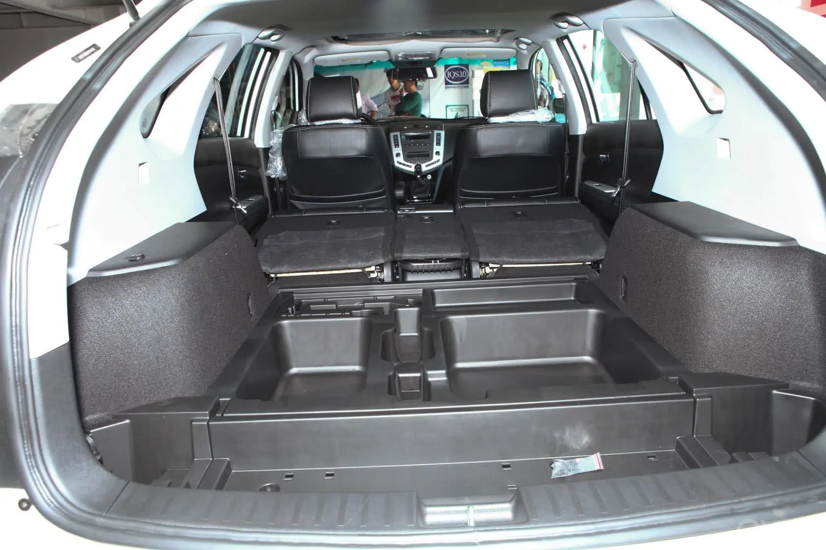 比亚迪S62.4L 手动 尊贵型 白金版行李箱空间