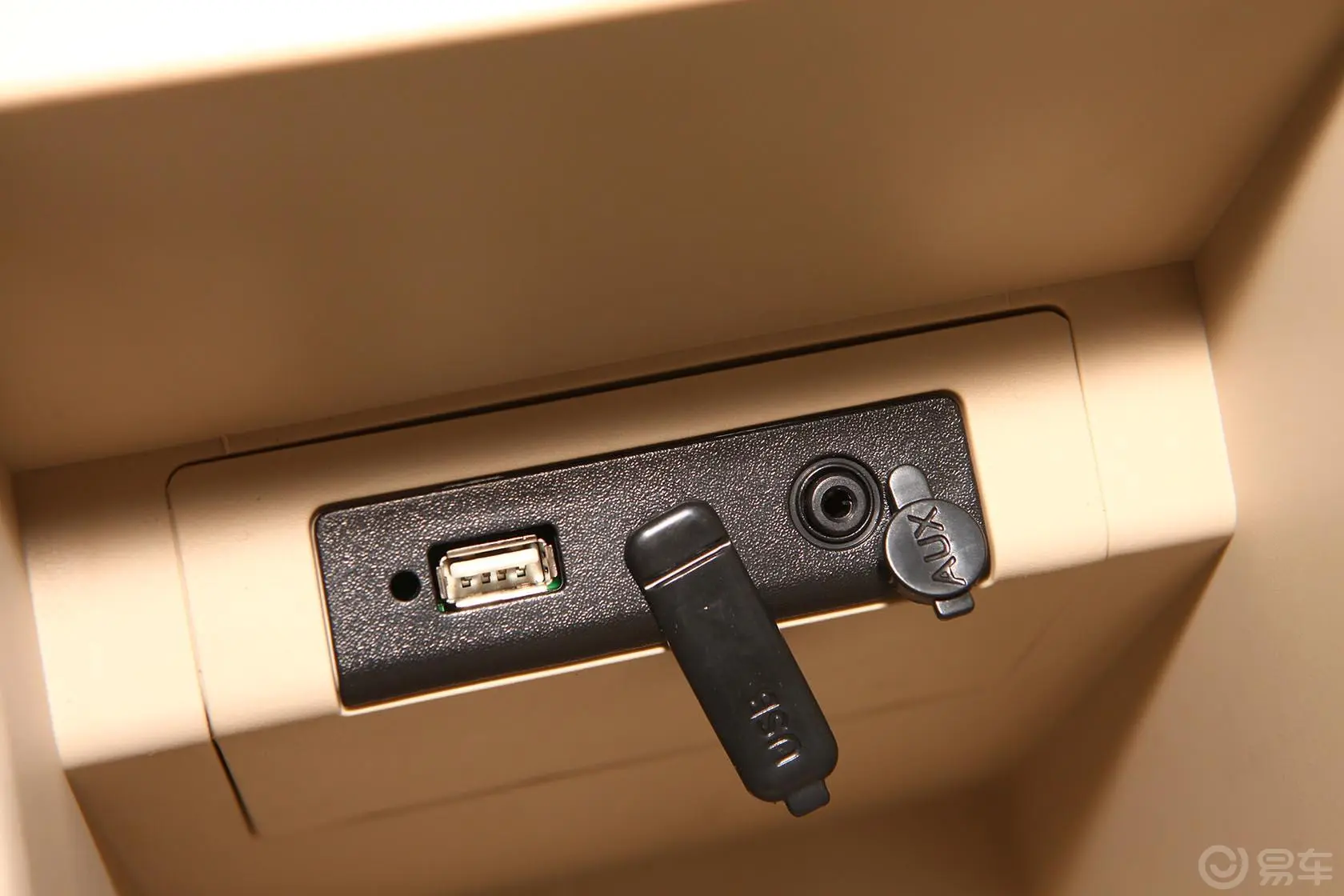 比亚迪L31.5L 自动 尊贵型USB接口