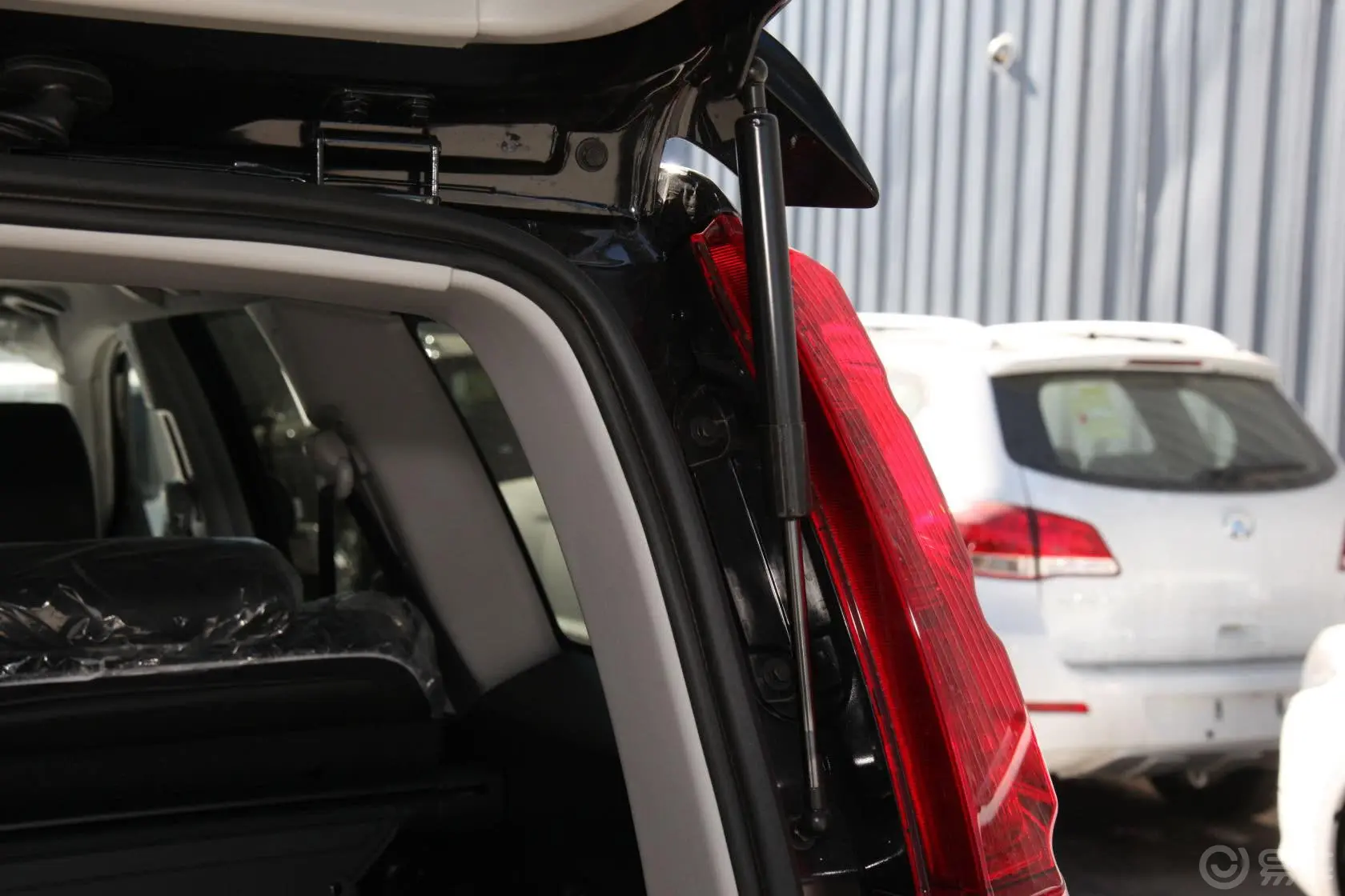 哈弗H5经典智尊版 2.0L 手动 四驱 进取型 汽油版行李厢支撑杆