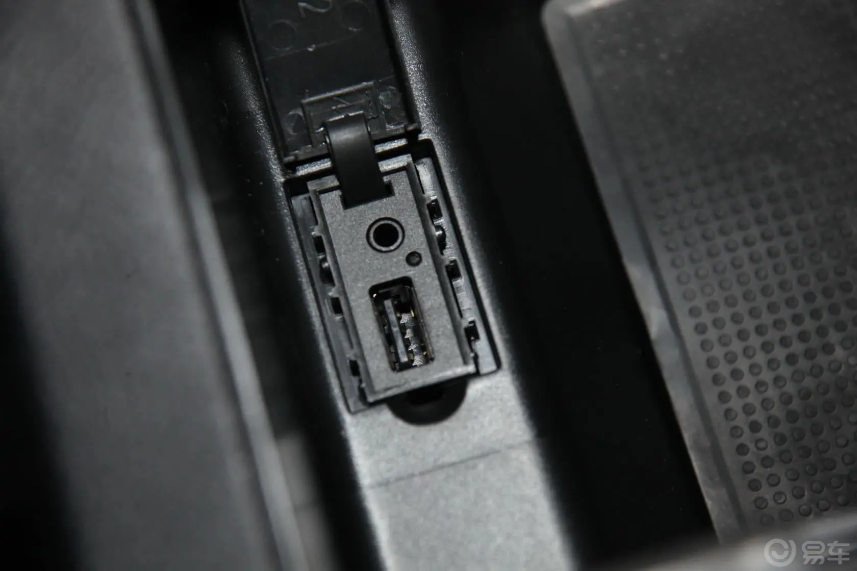 哈弗H5经典智尊版 2.0L 手动 四驱 进取型 汽油版USB接口