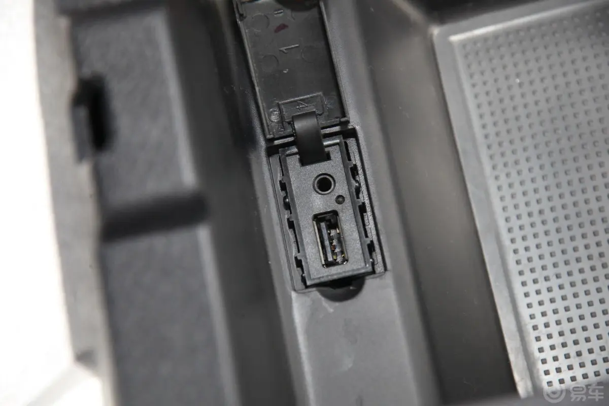 哈弗H5经典智尊版 2.0T 手动 两驱 尊贵型USB接口