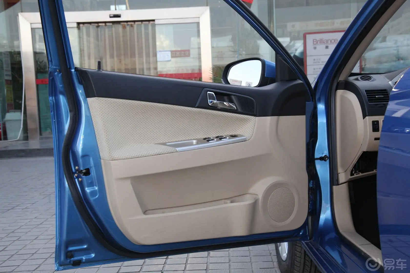 中华H3301.5L 手动 舒适版驾驶员侧车门内门板