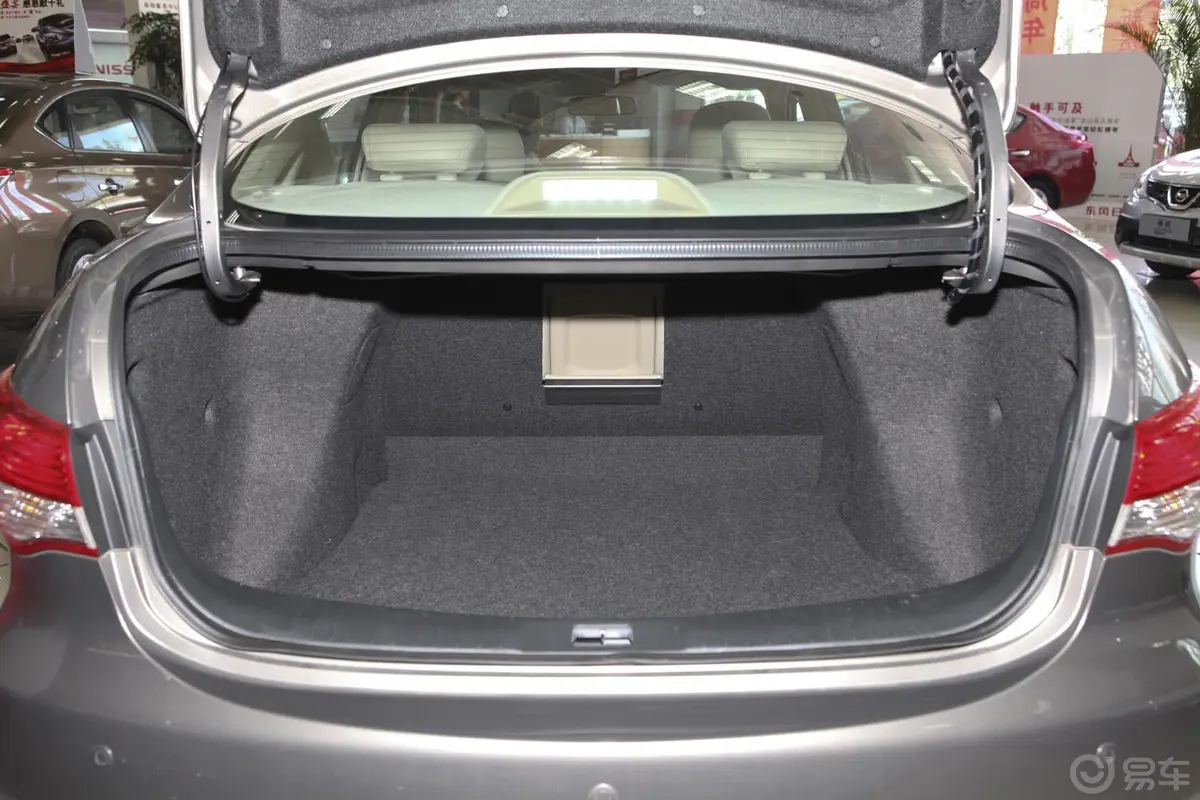 轩逸1.6L 自动 XL 经典豪华版行李箱空间