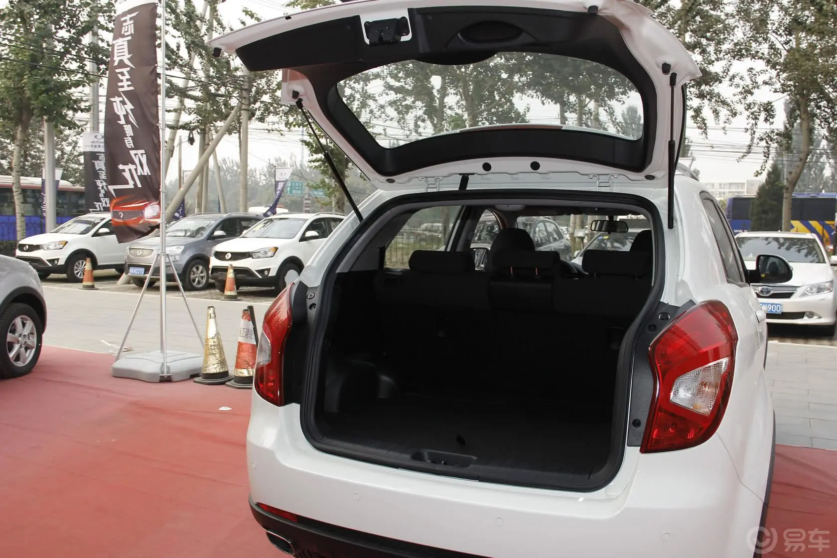 柯兰多2.0L 手自一体 两驱 豪华导航版 汽油行李厢开口范围