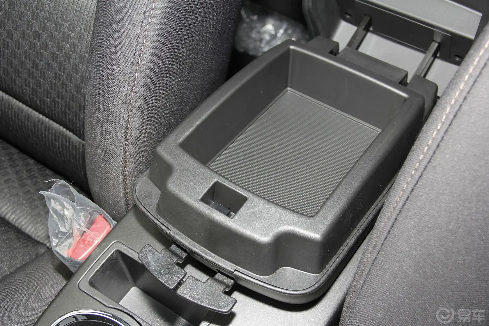 柯兰多2.0L 手动 两驱 舒适导航版 汽油前排中央扶手箱空间
